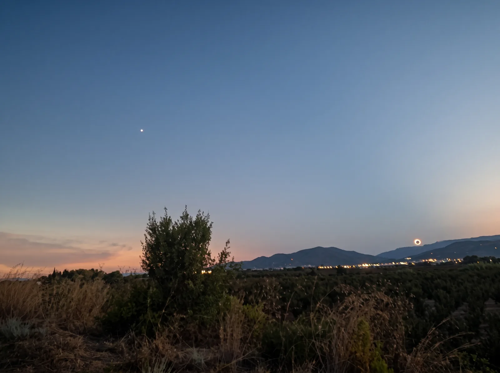 Venus visible a dalt a l'esquerra durant la totalitat